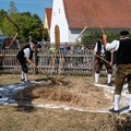 Die „Original Riasr Goißlschnalzr“ zeigen beim Flegendreschen ihr Können - Foto: Matthias Meyer, Museum KulturLand Ries