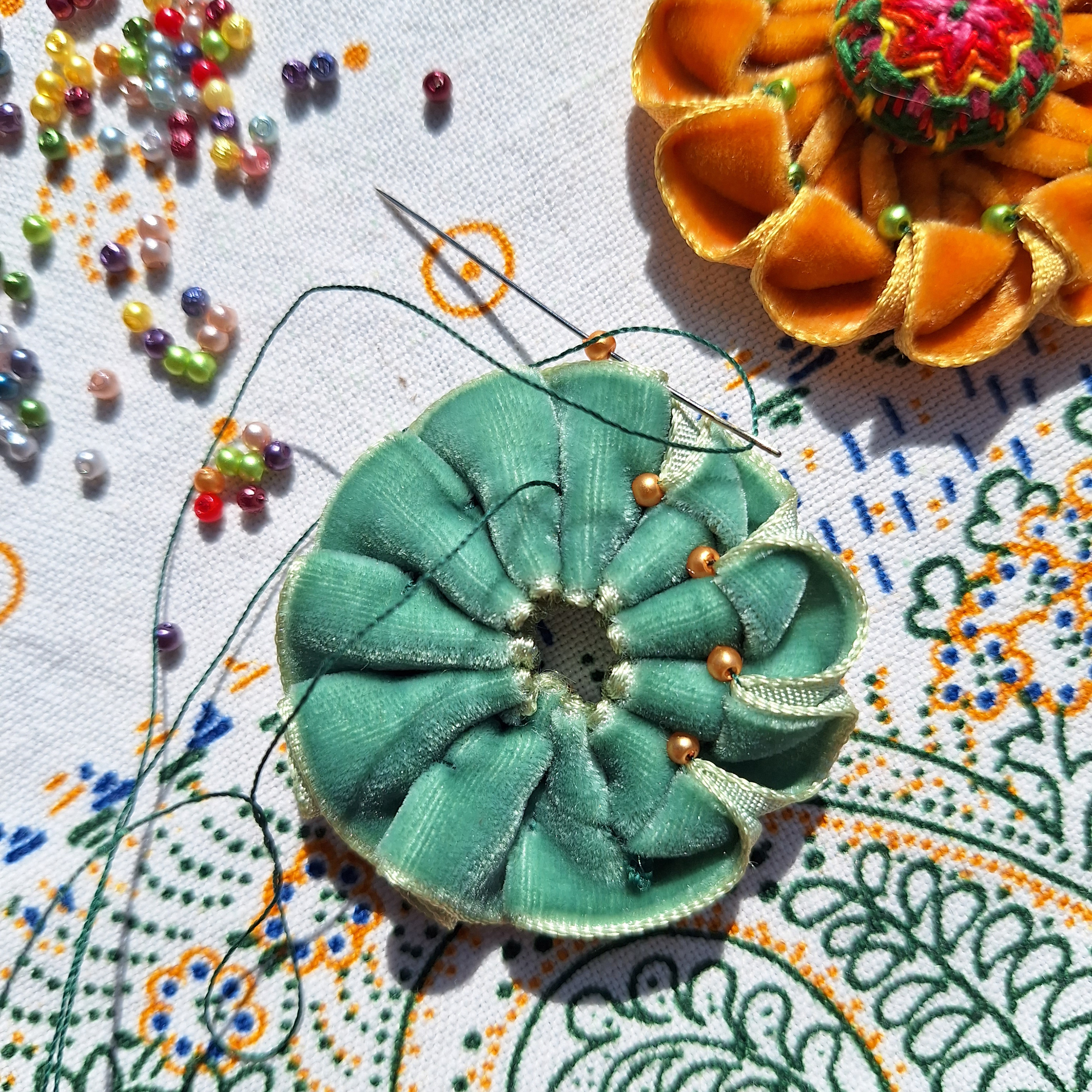 Rüschenblüten aus Stoffresten - Foto: Monika Hoede, Bezirk Schwaben