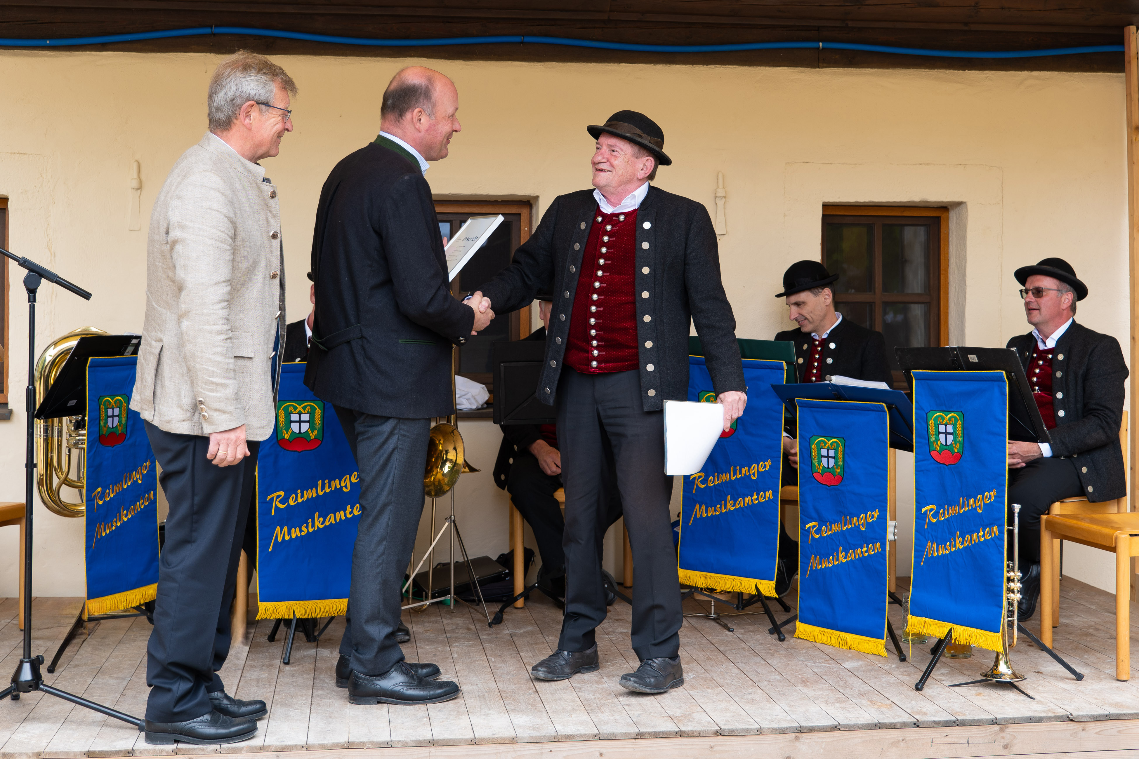 Bezirkstagspräsident Martin Sailer (Mitte) und der stellvertretende Bezirkstagspräsident Peter Schiele (links) gratulieren Edmund Ratka zur Sieben-Schwaben-Medaille. - Foto: Matthias Meyer, Museum KulturLand Ries