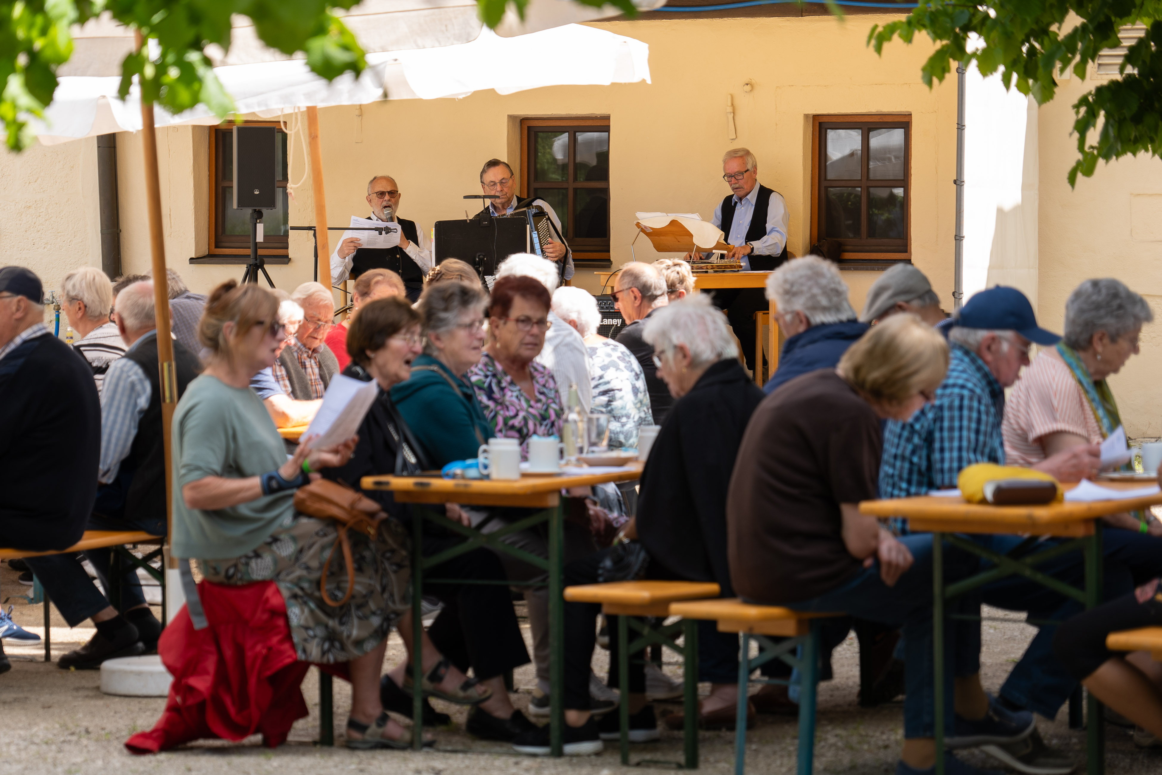 Singende Personen im Hof des Museums