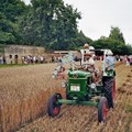 Traktor mit Bindemäher beim Schnitterfest
