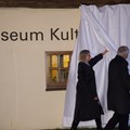 Enthüllung im Museum KulturLand Ries durch Bezirkstagspräsident Jürgen Reichert und Museumsleiterin Dr. Ruth Kilian
