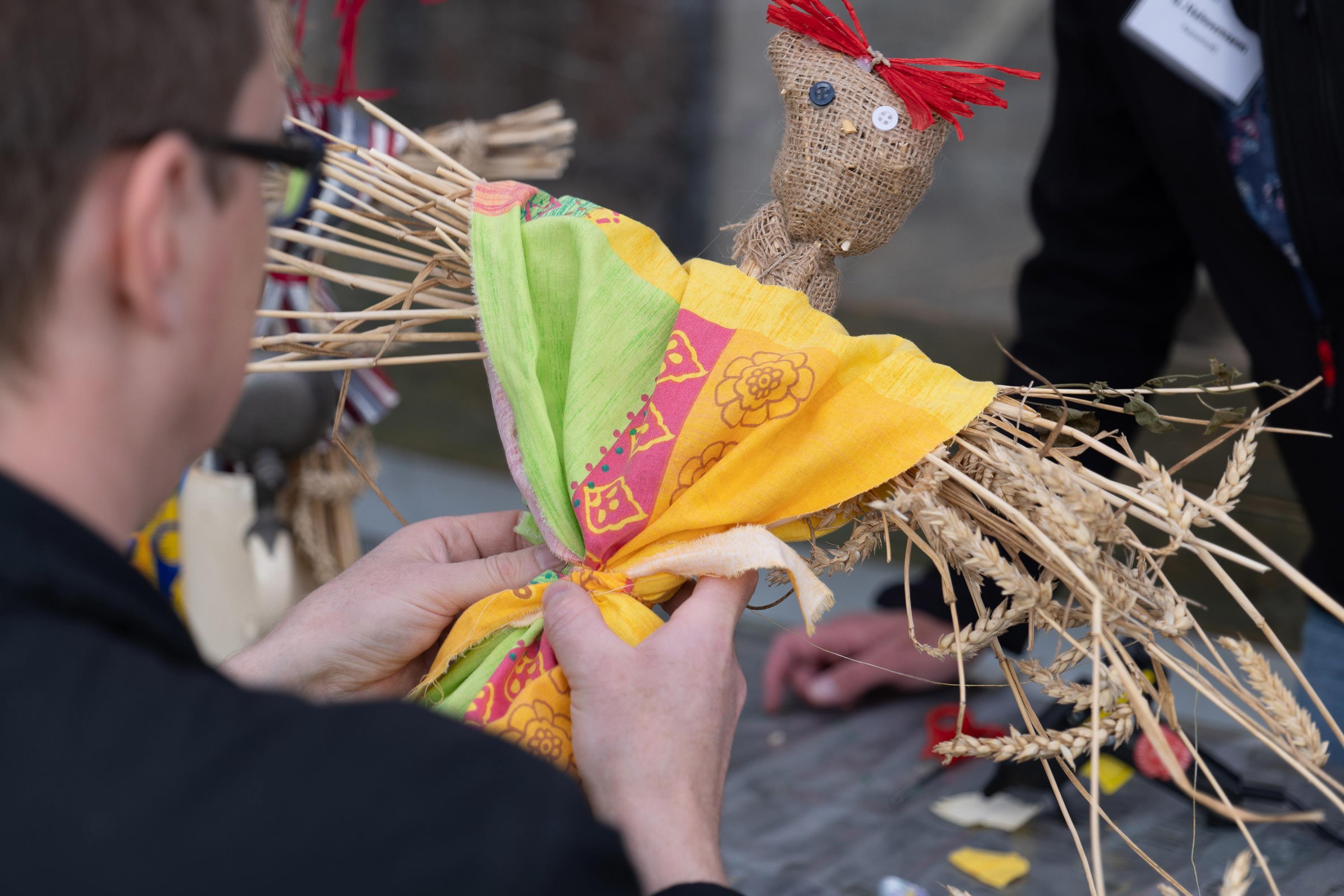 Im Museumshof können sich die Gäste kleine Strohpuppen basteln, Foto: Matthias Meyer/Museum KulturLand Ries
