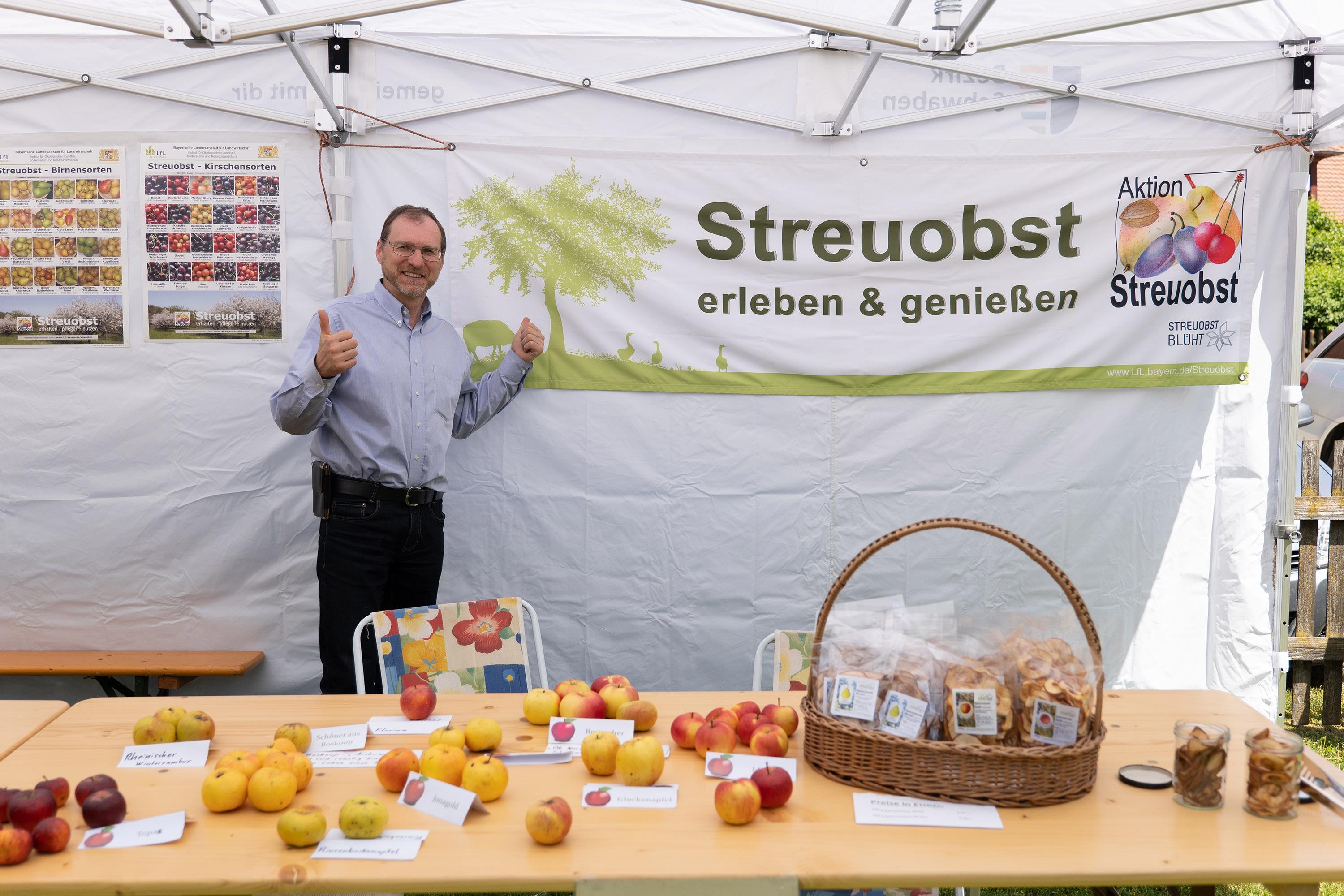 Pomologe Ralf Hermann Melber mit seinem Infostand; Foto: Matthias Meyer/Museum KulturLand Ries