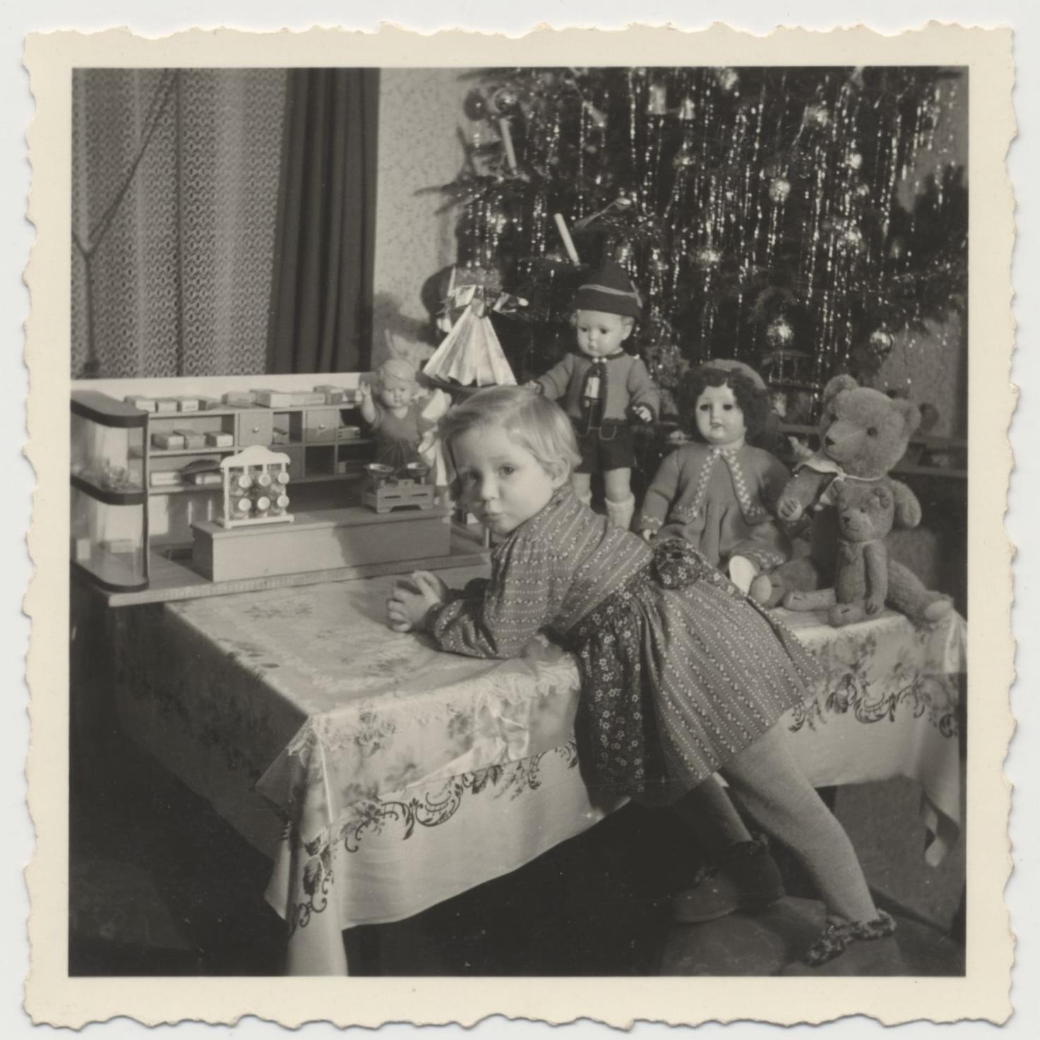 Kaufladen als Weihnachtsgeschenk, Fremdingen 1957; Foto: Josef Nestmeier/Museum KulturLand Ries
