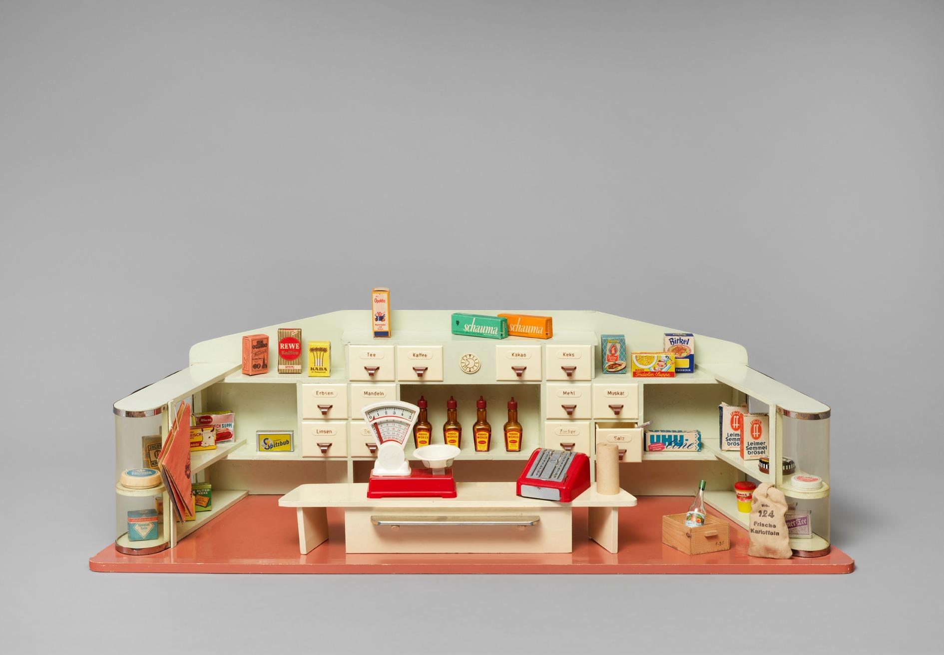 Spielzeug-Kaufladen mit Schaufenstern, Marke „Kibri“, 1956/57; Foto: Andreas Brücklmair/Museum Oberschönenfeld Leider haben wir keinen Alternativtext zu diesem Bild, aber wir arbeiten daran.