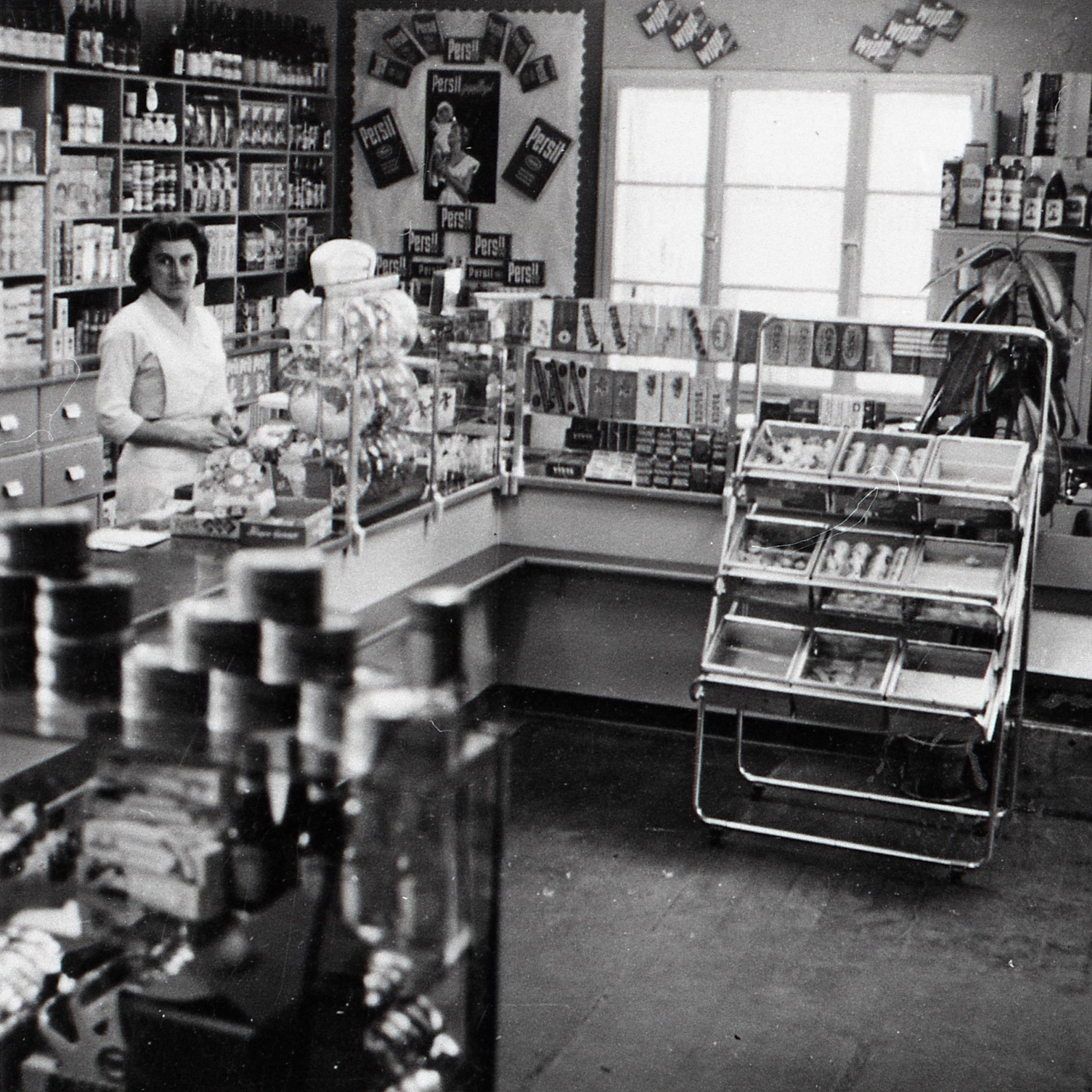 Lebensmittelgeschäft Kotz in Maihingen, 1953; Foto: Bildarchiv Museum KulturLand Ries