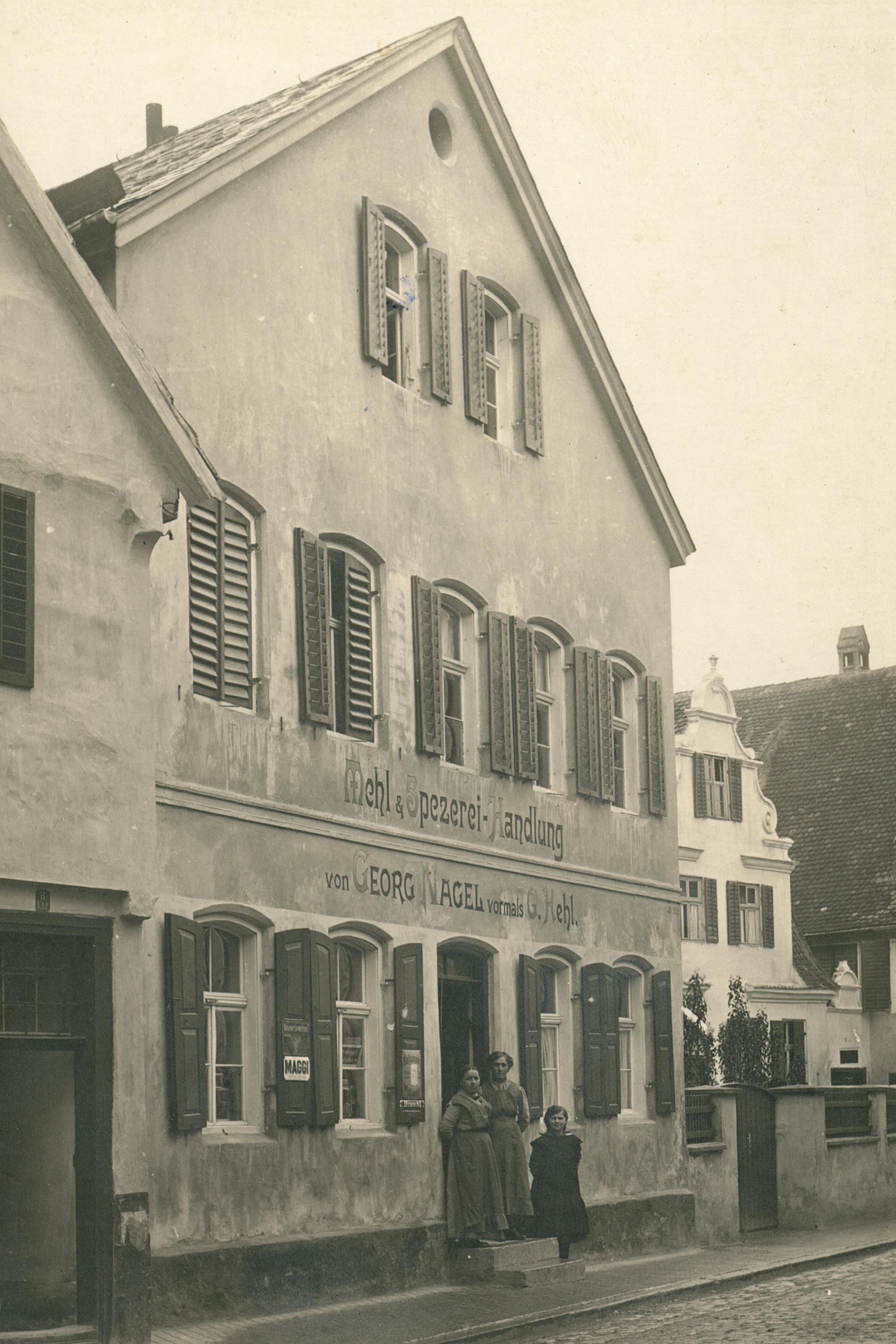 Mehl- und Spezerei-Handlung von Georg Nagel in der Herrengassen 23 in Nördlingen, um 1920; Foto: Museum KulturLand Ries