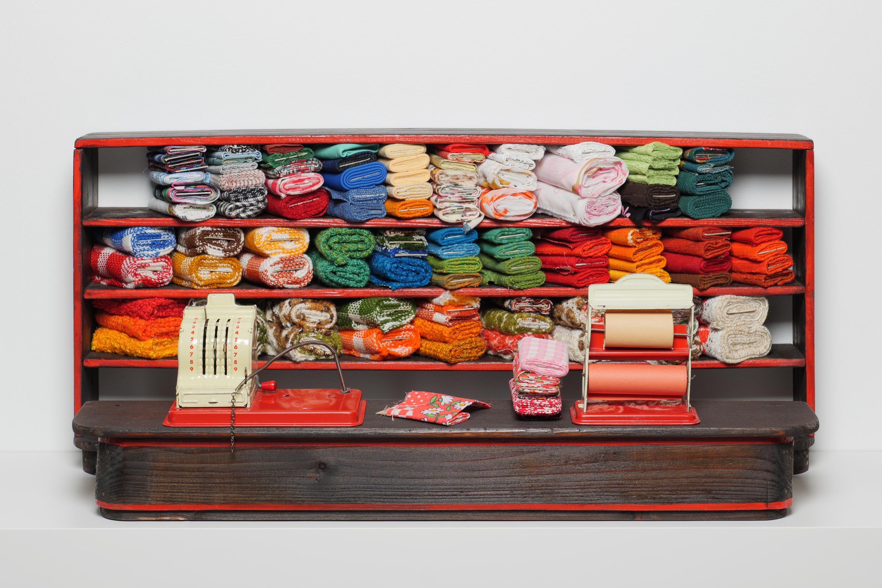 Stoffkaufladen, eingerichtet von den Dekorateuren des ehemaligen Modehauses Nassl in Donauwörth, um 1950; Foto: Matthias Meyer/Museum KulturLand Ries