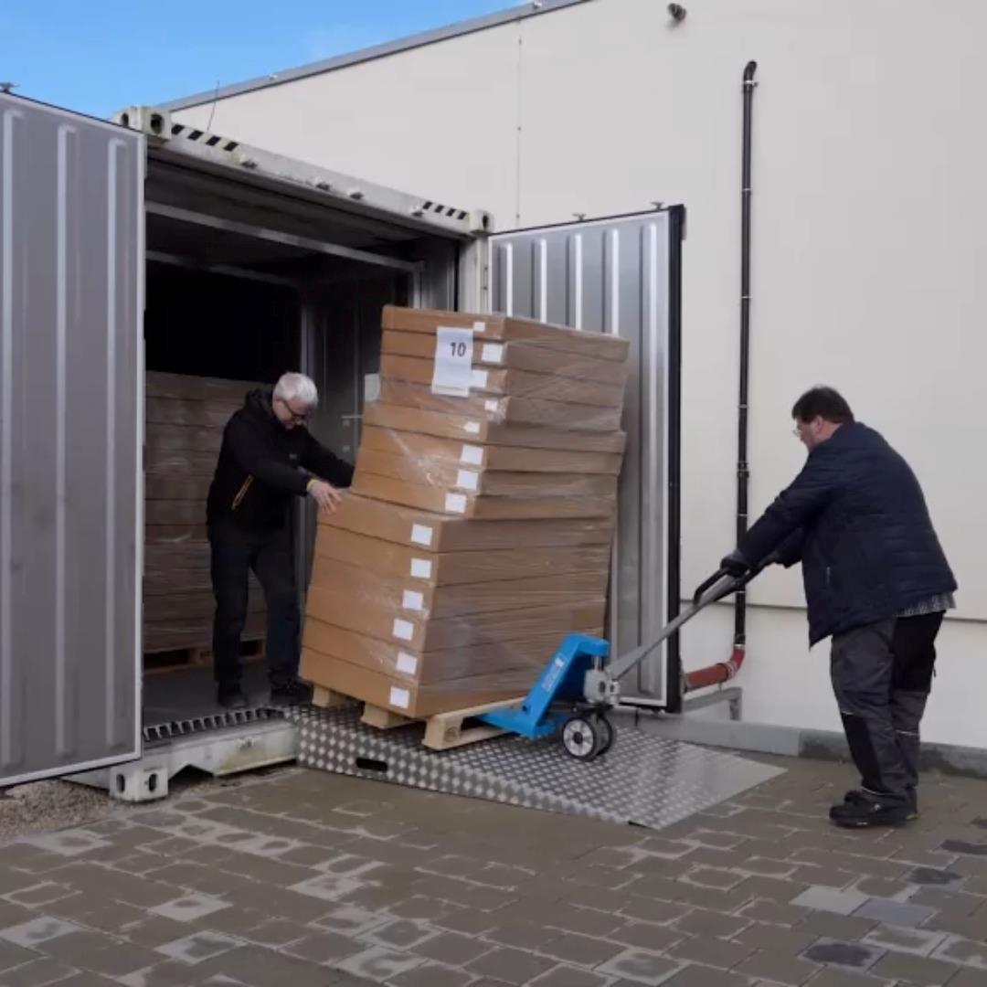 Nach der Schädlingsbehandlung werden die Objekte im Sammlungszentrum weiter bearbeitet.