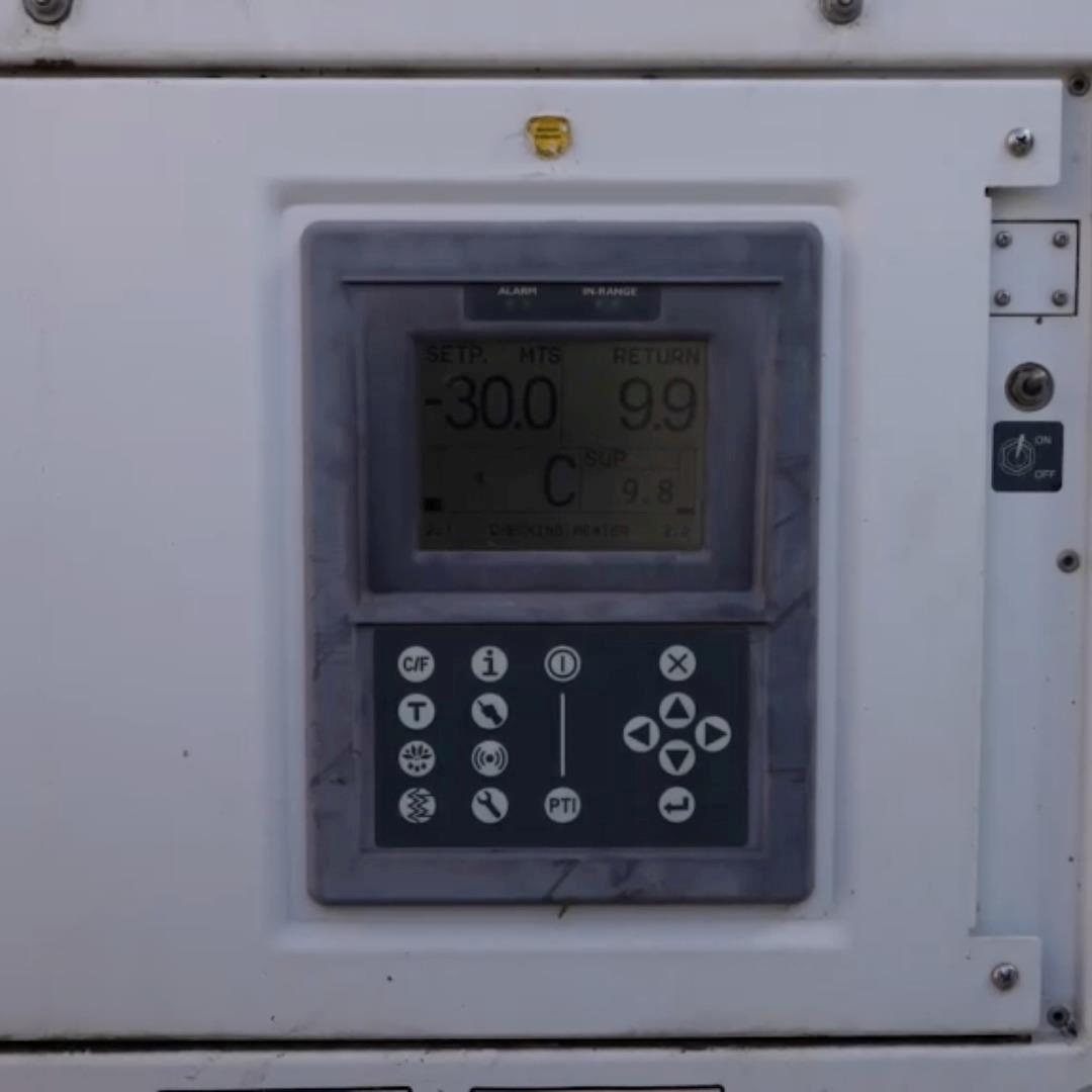 Der Textilbestand wird in mehreren Zyklen bei bis zu -30 °C sechs Tage tiefgefroren.