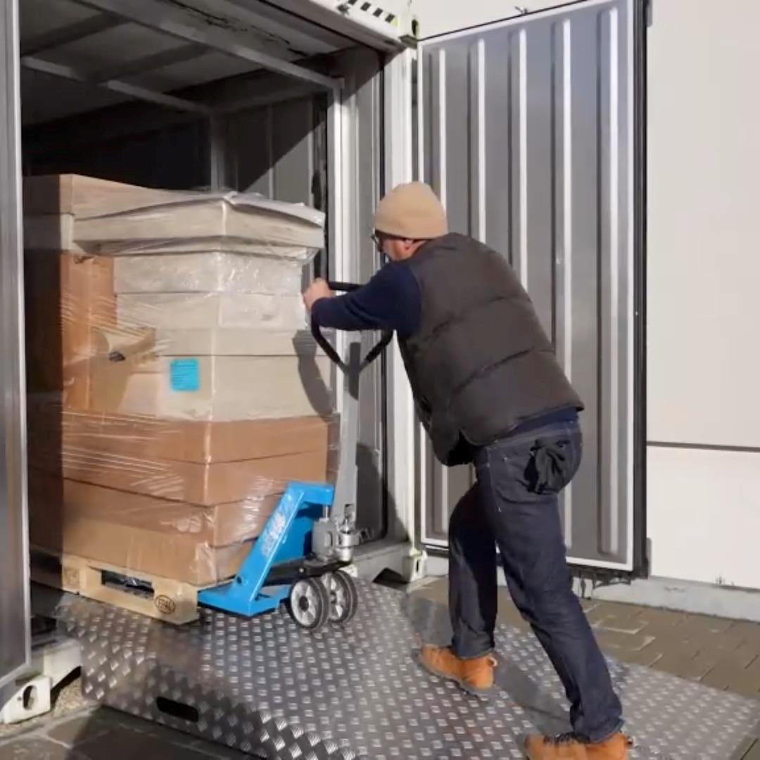 Der Textilbestand wird in mehreren Zyklen bei bis zu -30 °C sechs Tage tiefgefroren.