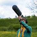 Musikerin Evi Keglmaier lauscht einer Weide - Foto: Katharina Kuhlmann