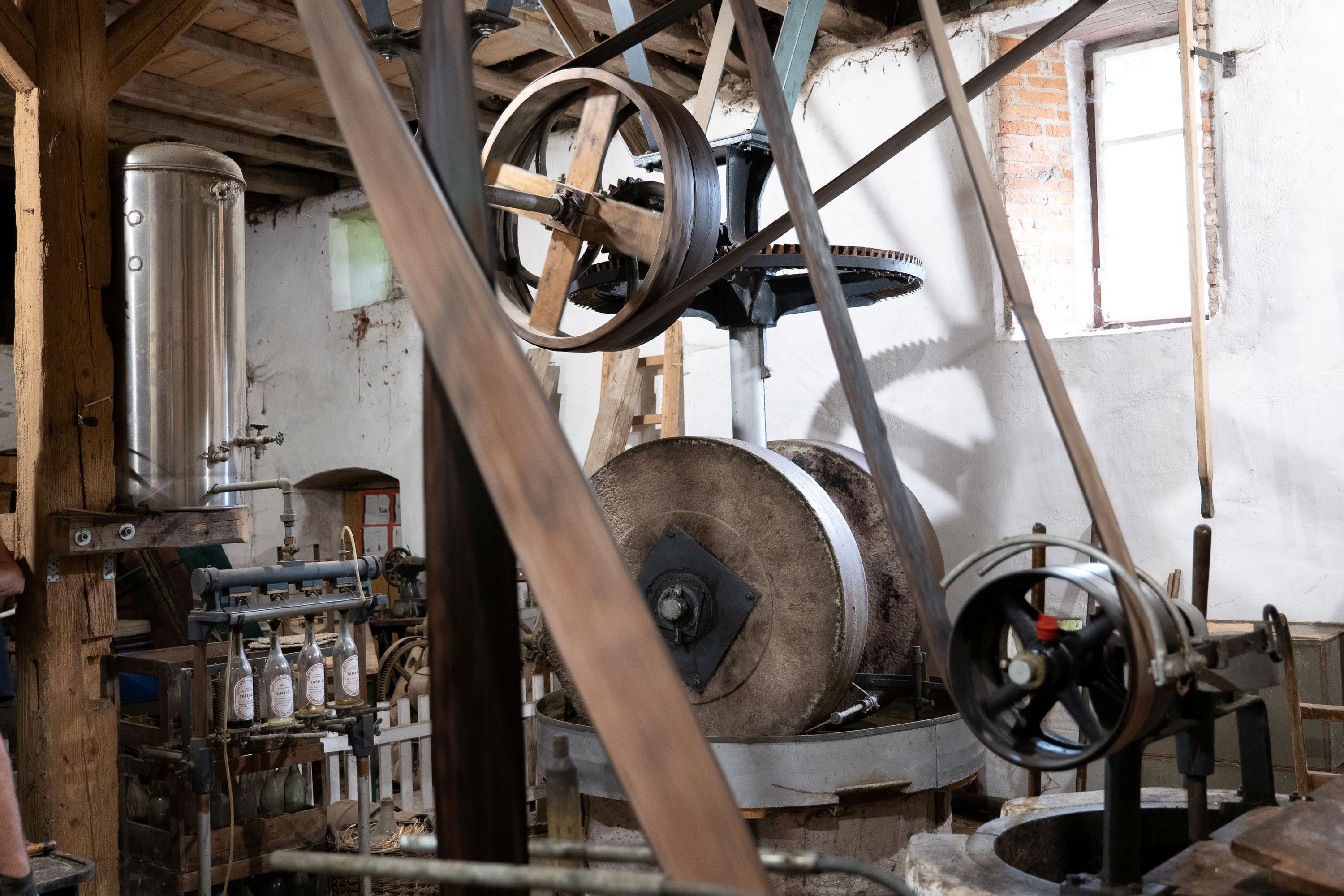 Die über 125 Jahre alte Ölmühle des Vereins KulturLand Ries in Betrieb.