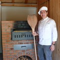 Bäckermeister Stefan Kotz holt zwar nicht die Kohlen aus dem Feuer, aber leckeres Brot aus dem Ofen.