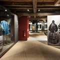 Ein Blick in die Ausstellung "Kleidung im Wandel" im 4. OG