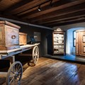 Ein Hochzeitswagen und ein Aussteuerschrank in der Ausstellung "Wohnen und Haushalt" im 2. OG