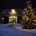 Weihnachtsbaum vor dem Museum Oberschönenfeld