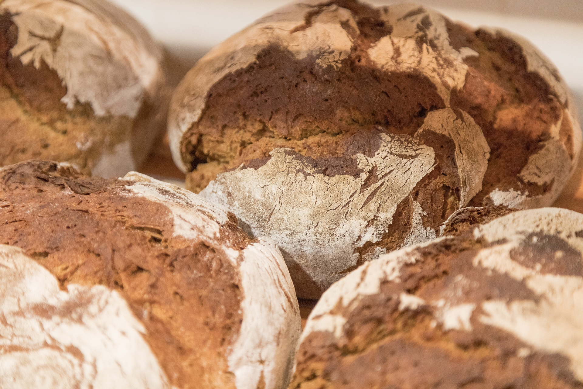 Auf dem GenussKulturMarkt des Museums KulturLand Ries stehen besondere Brote zum Kauf bereit.