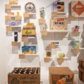 Die Jahresausstellung „Lauter alte Schachteln? Kisten, Koffer, Kästchen packen aus“ präsentiert eine Vielzahl an historischen und zeitgenössischen Objekten aus der hauseigenen Sammlung. - Foto: Matthias Meyer