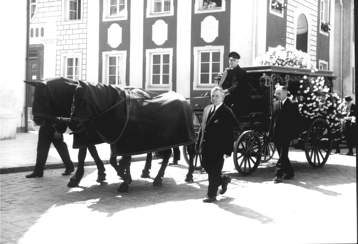 Eine der letzten Fahrten mit dem städtischen Leichenwagen: die Beerdigung des ehemaligen katholischen Stadtpfarrers Dr. Fackler 1969 - Foto: Heimatmuseum Oettingen, Sammlung Fischer