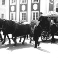 Eine der letzten Fahrten mit dem städtischen Leichenwagen: die Beerdigung des ehemaligen katholischen Stadtpfarrers Dr. Fackler 1969 - Foto: Heimatmuseum Oettingen, Sammlung Fischer