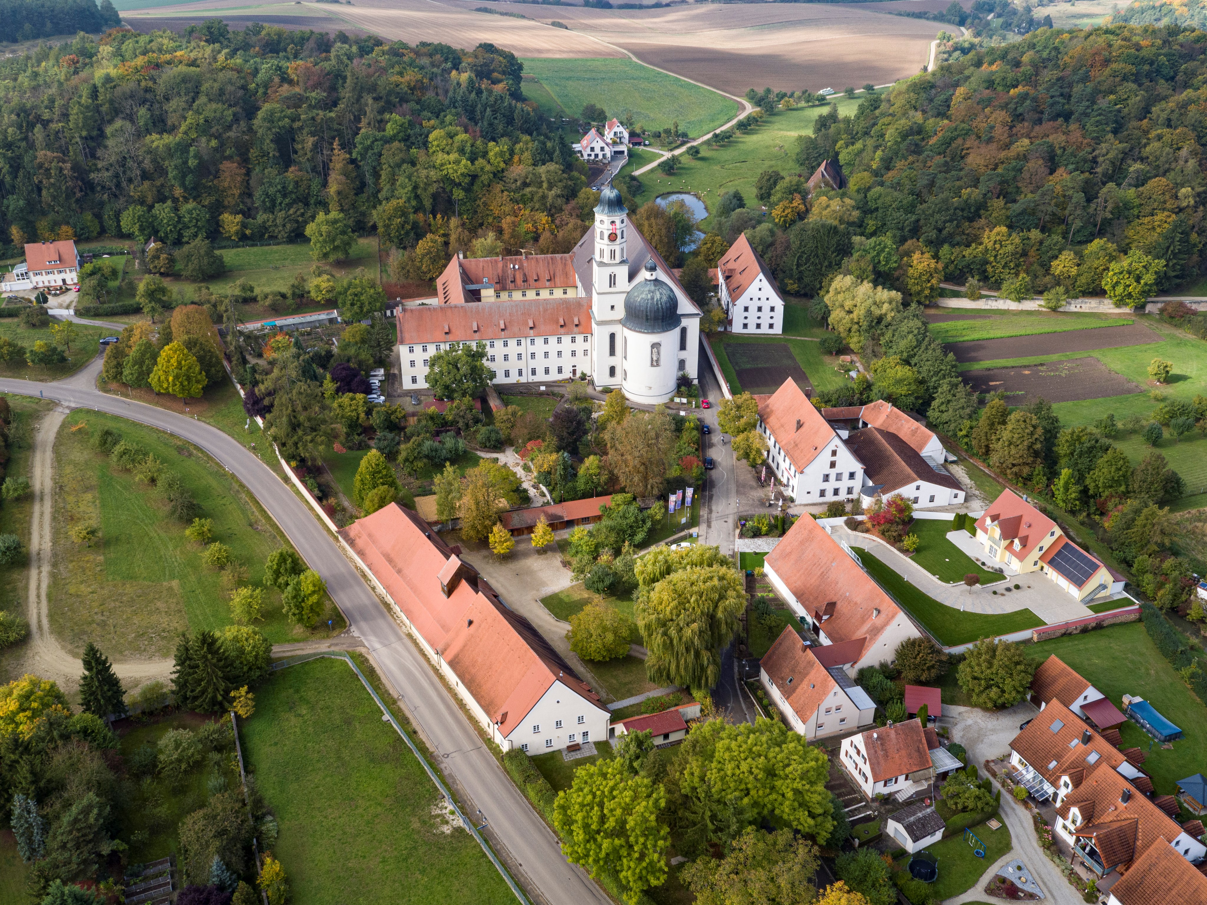 Luftaufnahme vom Museum KulturLand Ries mit der Klosteranlage