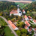 Luftaufnahme vom Museum KulturLand Ries mit der Klosteranlage