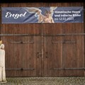 Museumstor mit Banner zur Sonderausstellung „Engel – Himmlische Heere und irdische Bilder“  - Foto: Matthias Meyer